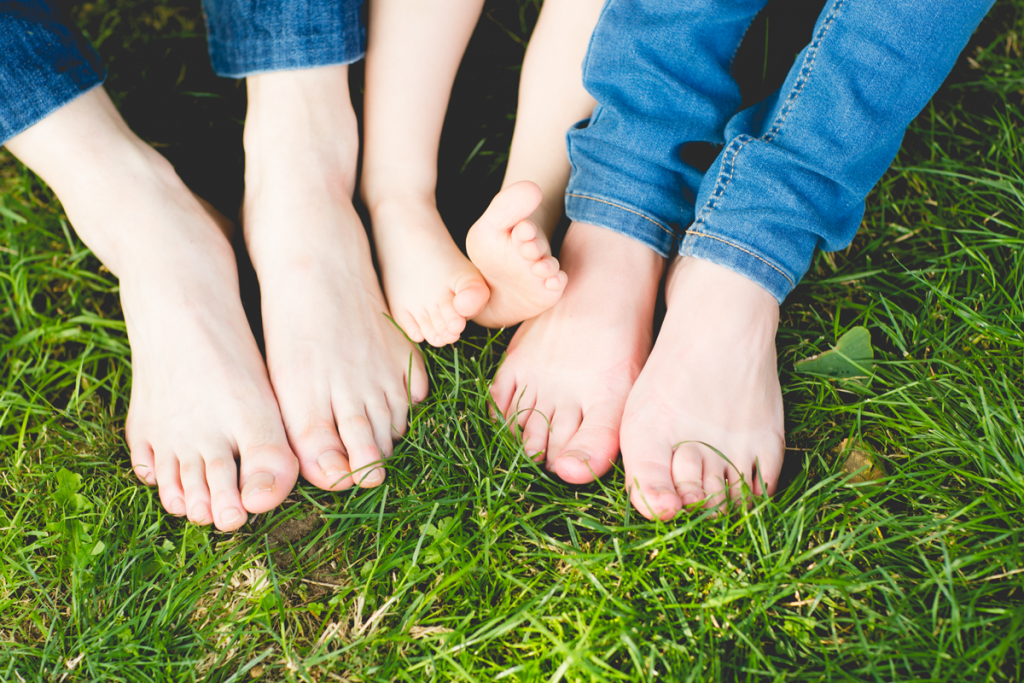 Familienfoto mit Füßen
