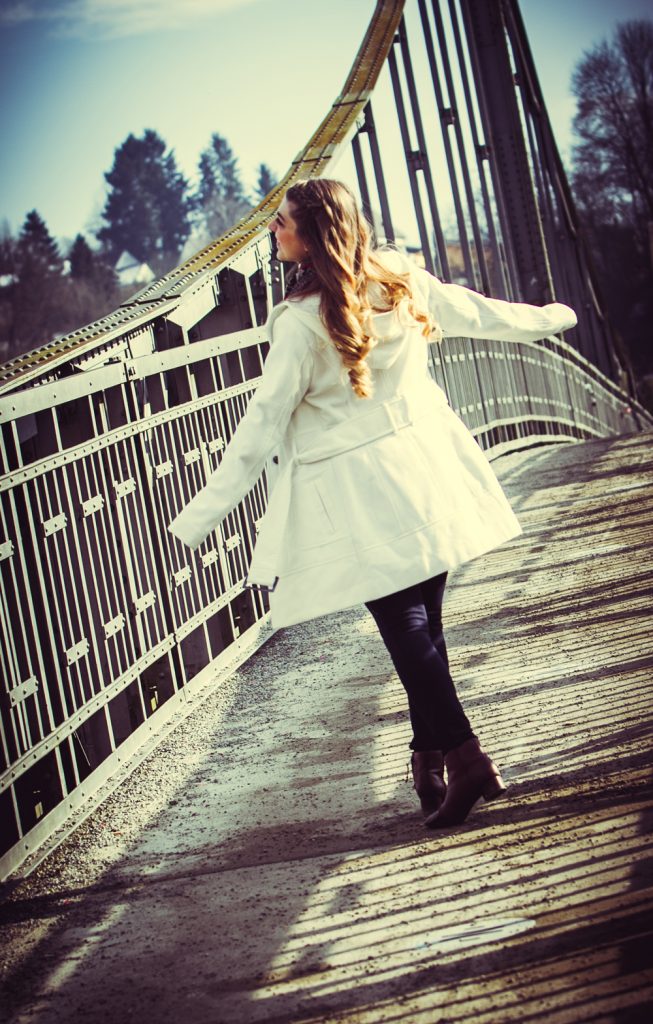 Junge Frau auf einer Brücke