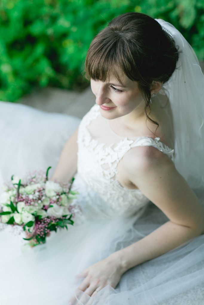 Braut im Hochzeitskleid