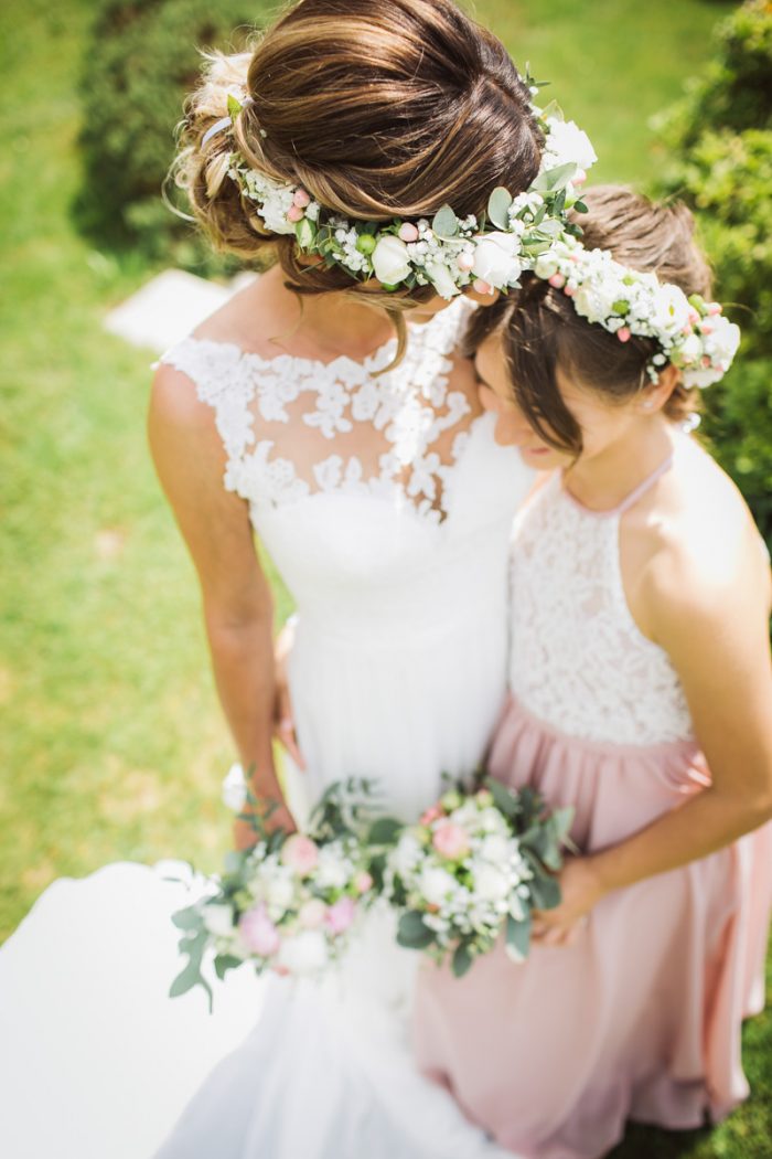 Braut mit Tochter auf einer Hochzeit